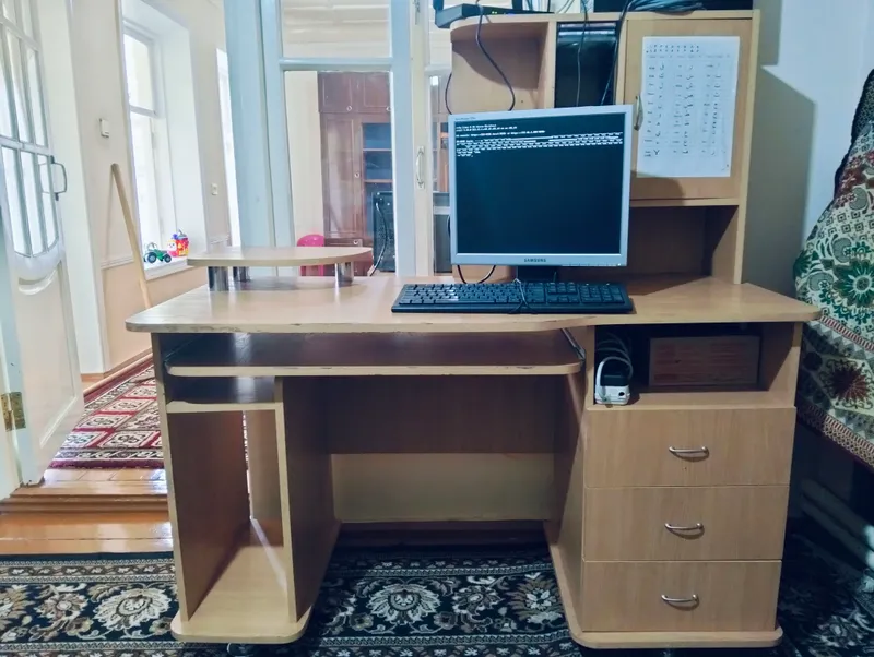 Компьютерный стол.