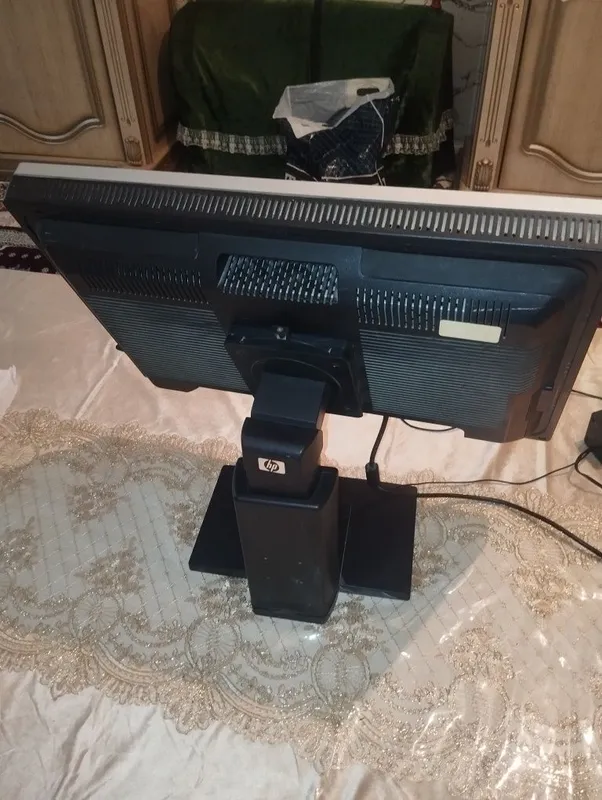 Monitor: HP LP2465