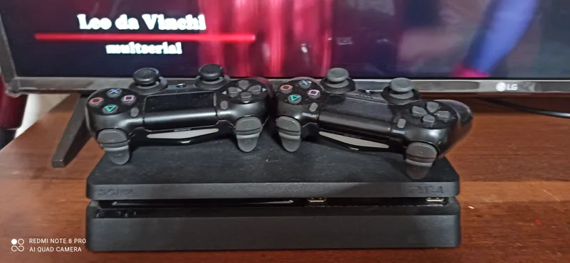 PlayStation 4 на 1 ТБ, есть 3 диска, новая 3