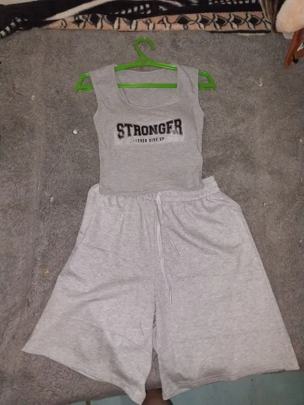 Ayollar uchun ikki qism: shorti va top 2