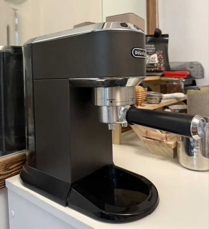 Рожковая кофеварка De’Longhi Dedica Style EC685.M. — фото 1