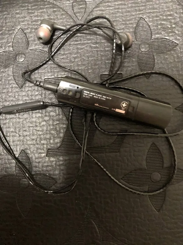 Assalom alekum Mp3 player Sotiladi Sony Walkman
