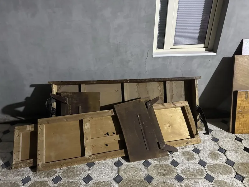 Бесплатно доски из настоящего дерева от шкафа