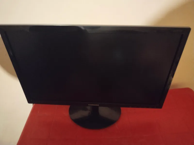 Monitor Samsung 22 LED srochna sotladi