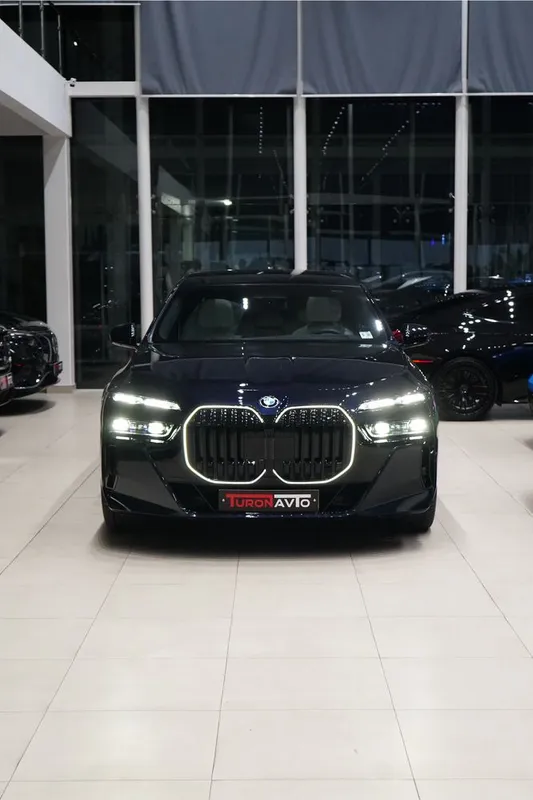 BMW 760i xDrive Hybrid 2025