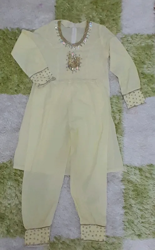 Kelinlar ansambl ko'ylagi sotiladi. Продаю тройку 3 Kelinlar ansambl ko'ylagi sotiladi. Продаю тройку 3