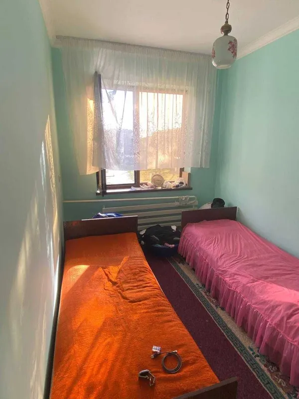 Jizzax shahri markazida 77-seriyali 3 xonali gishtli uy sotiladi. — фото 3