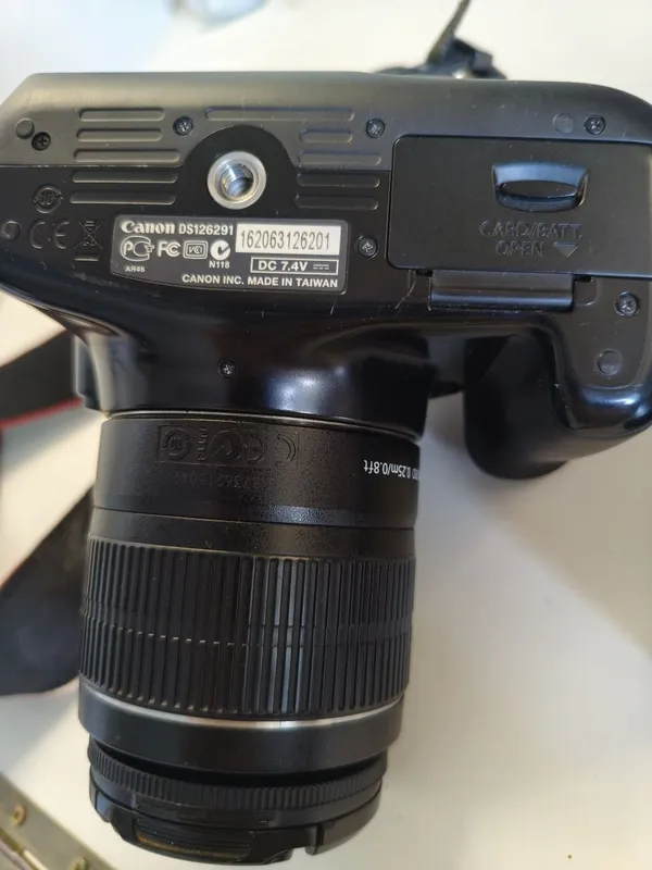 Продам фотоаппарат Canon ds126291 с опективом 18-55мм 5