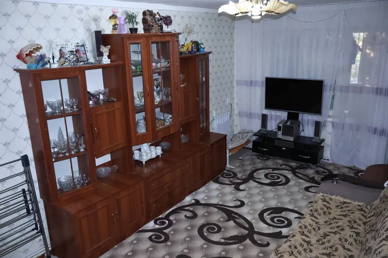 Продается 3х переделанная в 4 х комнатная квартира, теплая не угловая