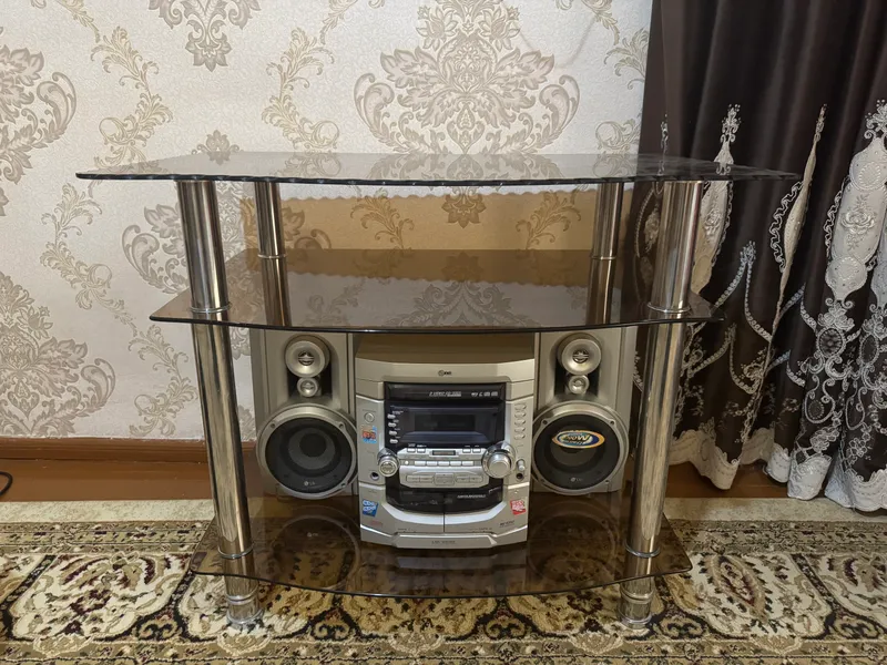 Musiqa markazi bilan birga shisha tumba 2 Musiqa markazi bilan birga shisha tumba 2