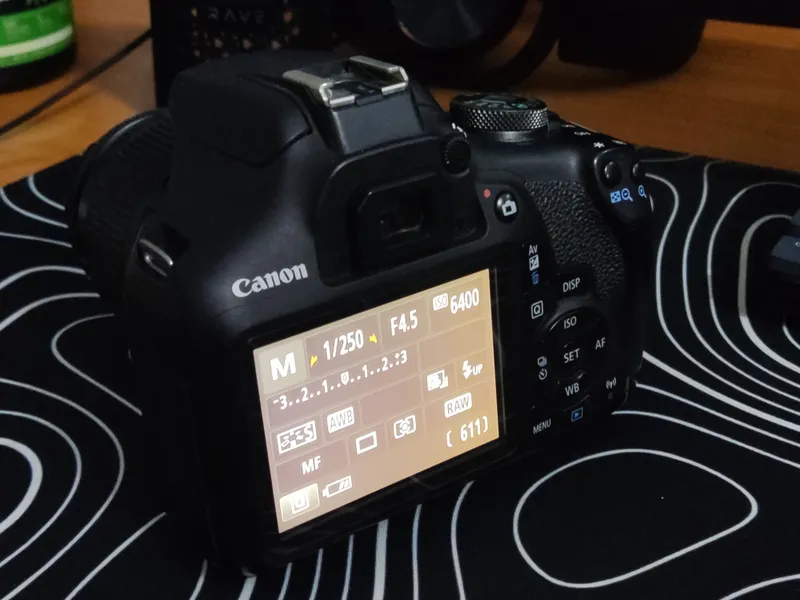 Фотоаппарат Canon 2000D