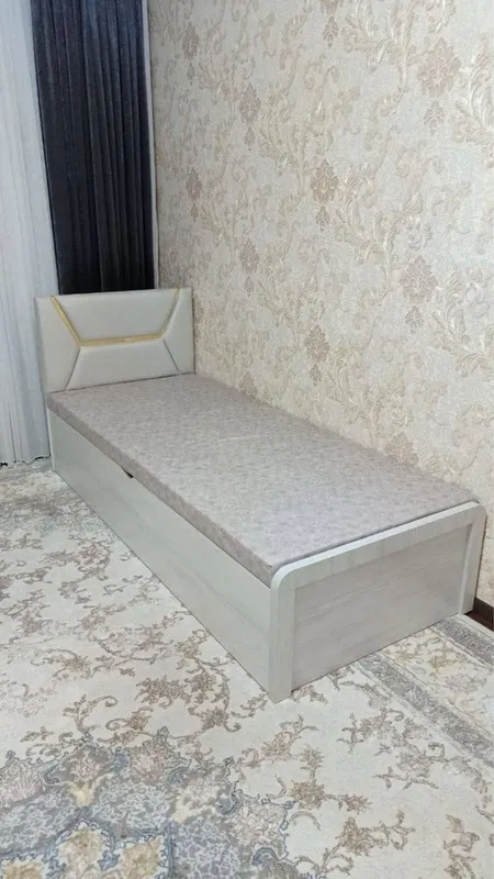 Односпальная кровать.