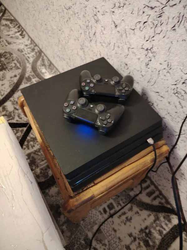 PS4 Slim 1 TB xotira 2 ta joystick Holati yaxshi Barch