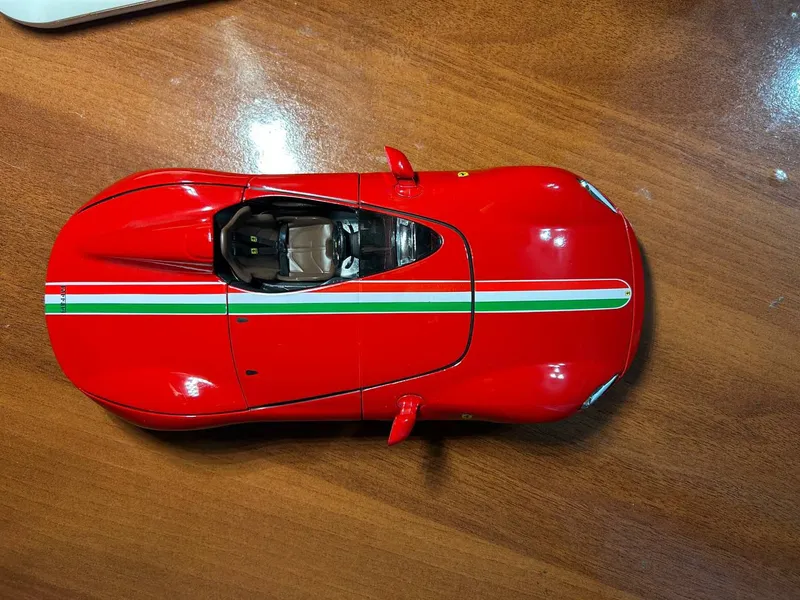 Модель авто FERRARI 4