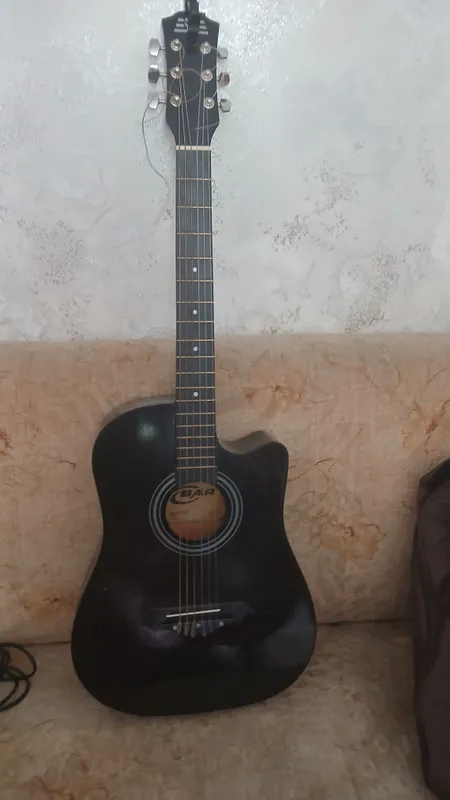 Klassik gitara sotiladi Klassik gitara sotiladi