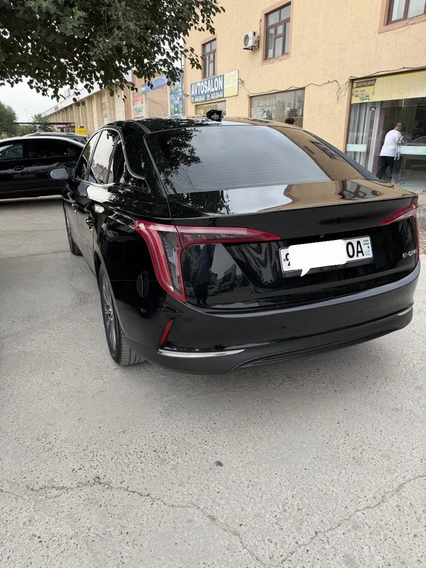 Hongqi e-qm5 elektromobil — фото 6