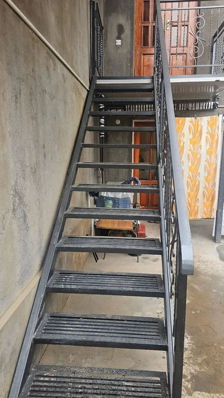 Продаётся лестница железная