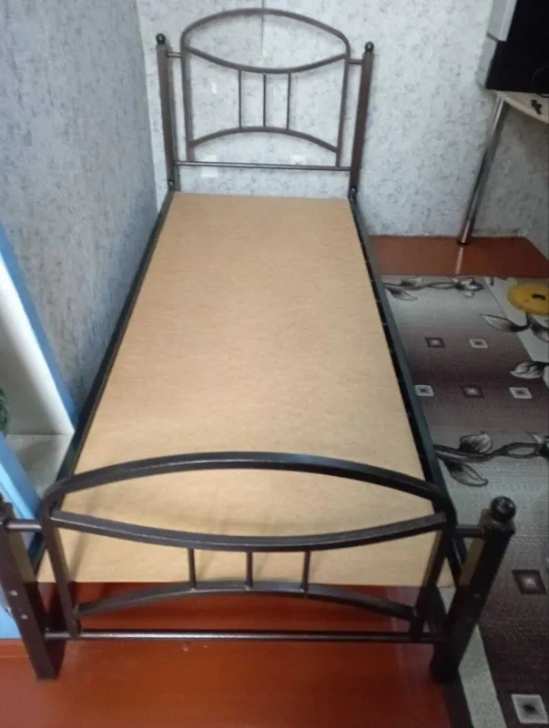 Продам металлическую крепкую кровать 1