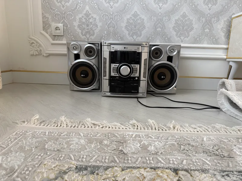 Музыкальный центр, офисная мебель