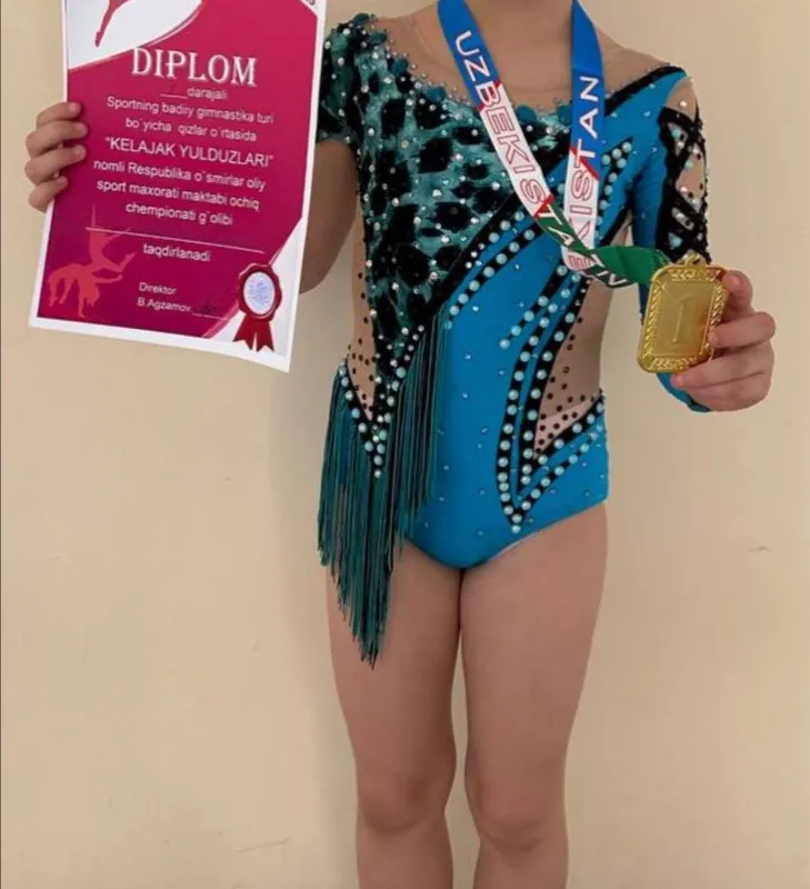 Gimnastika uchun kupalnik