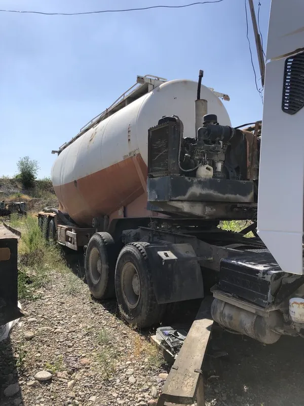 Sementovoz Sinotruck Howo A6 (oq rangli) — фото 2