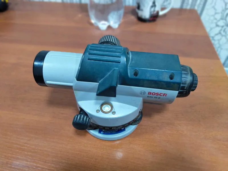 Bosch nivelir oʻzi.