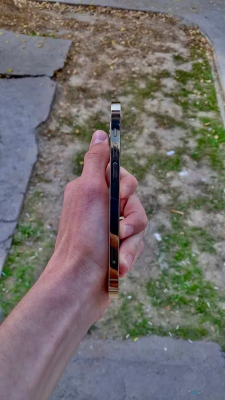 Обменяю IPhone 12 Pro 256 5