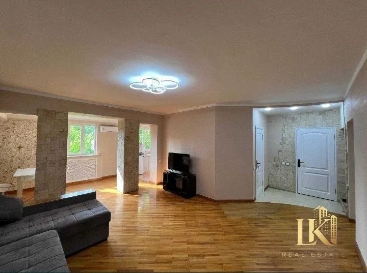 Продаётся просторная 3-комнатная квартира, 74 м², кирпичный дом 2