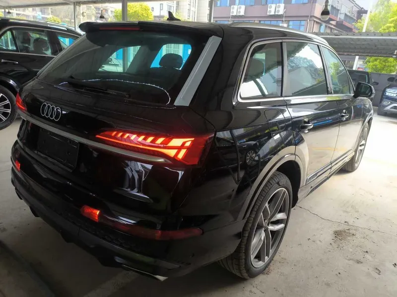 Audi Q7 55 TFSI quattro S line Sport Edition — фото 4