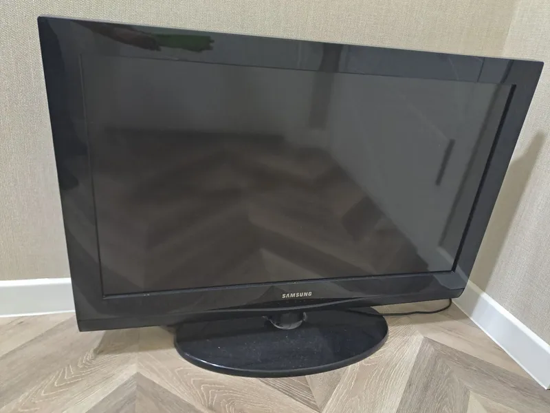 Срочно продаётся телевизор SAMSUNG , тюнер HD-757 и Приставка 4K ULTRA — фото 1