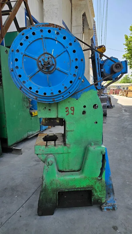 Sotiladi — 40 tonnalik pnevmatik press, narxi kelishiladi.
