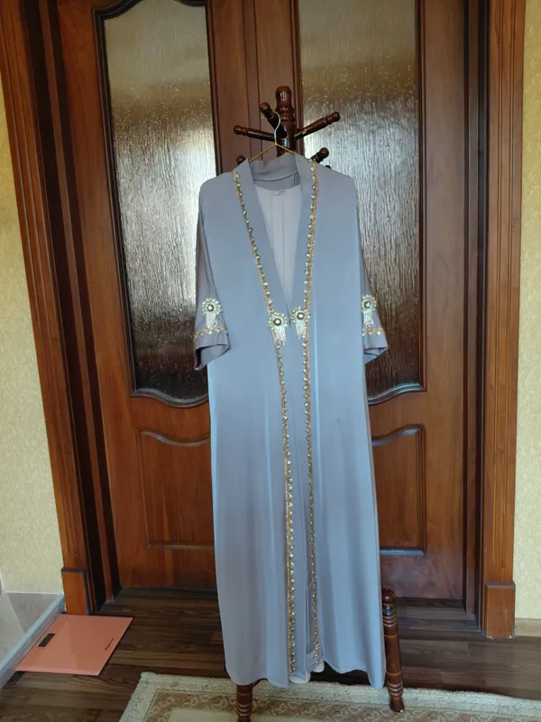 abaya ichida yengi uzun kŏylagi bilan Dvoyka
