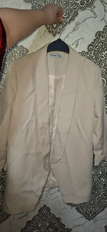 kostyum, qaymoq rang, orqani yopadi
