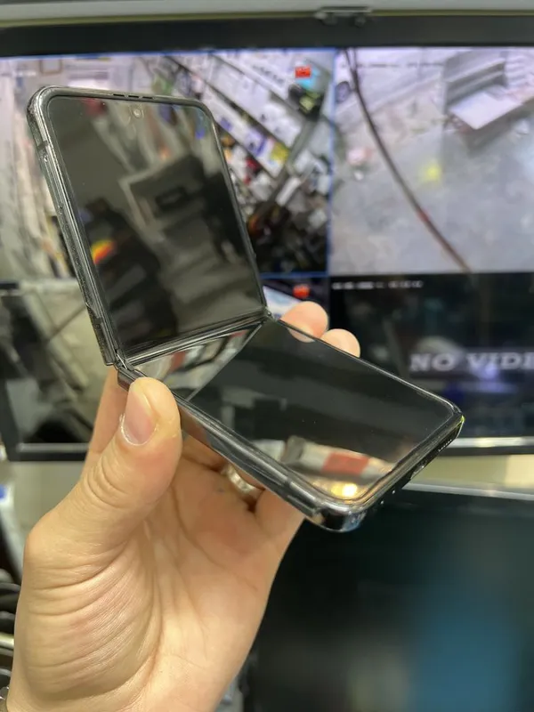 Samsung Z Flip4 — фото 3