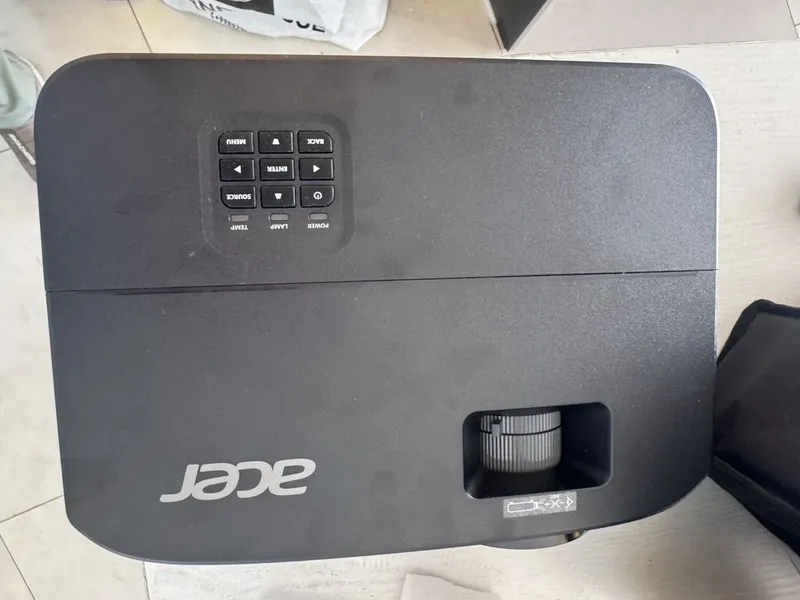 Проектор ACER brendi model va marka rasmda korsatilgan Проектор ACER brendi model va marka rasmda korsatilgan