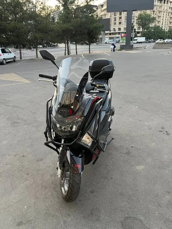 Скутер N max.