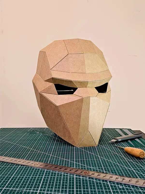 Декоративный 3D шлем из крафт-картона — фото 1