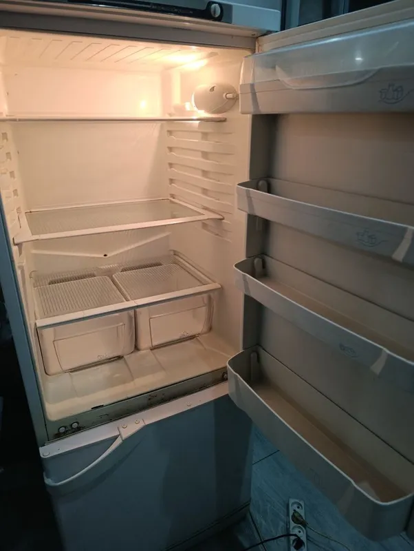Продам холодильник INDESIIT 2 Продам холодильник INDESIIT 2