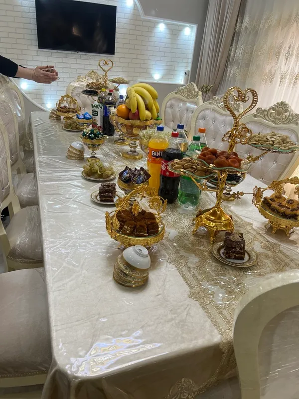 Стол и стулья на 10 человек, 3 млн сум 2 Стол и стулья на 10 человек, 3 млн сум 2