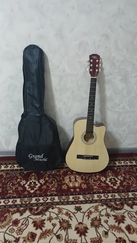 gitara sotiladi 700 000 som kelishiladigan joy bor