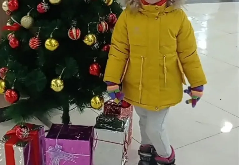Продам парку на девочку 4-6 лет б/у