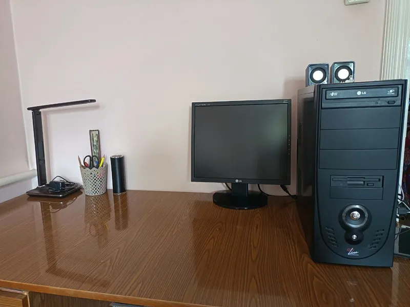 SOTILADI: Kompyuter jamlanmasi + LG monitor + katta kompyuter stoli