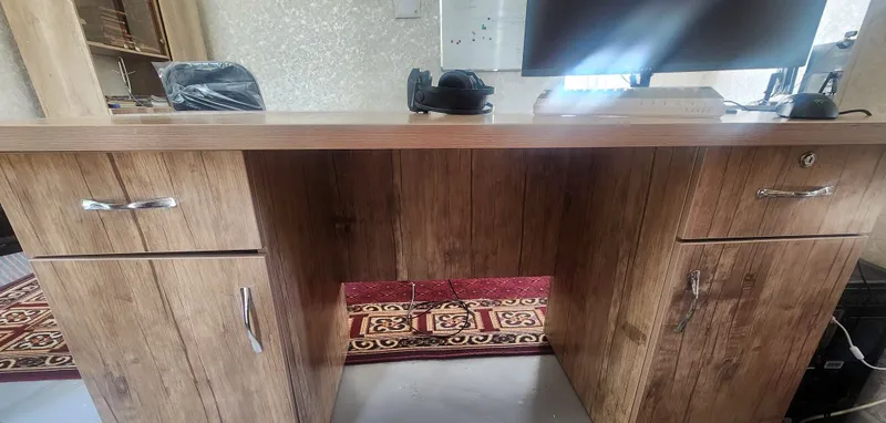 Rahbar stoli — tortmali va shkafli. Xolati Ideal 2
