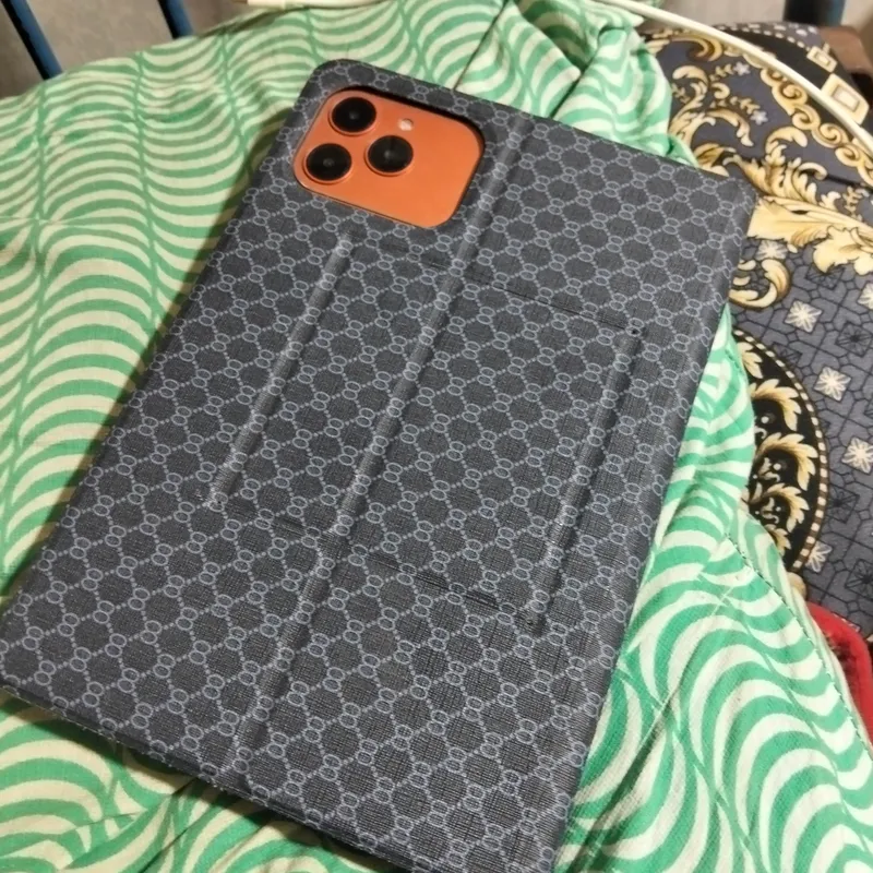 Планшет с AirPods 1