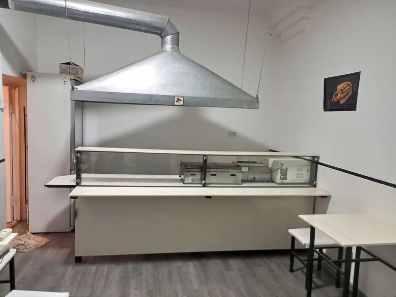 Fast food учун 4 стол 8 стул ва 1 та бари бн сотилади холати зор.
