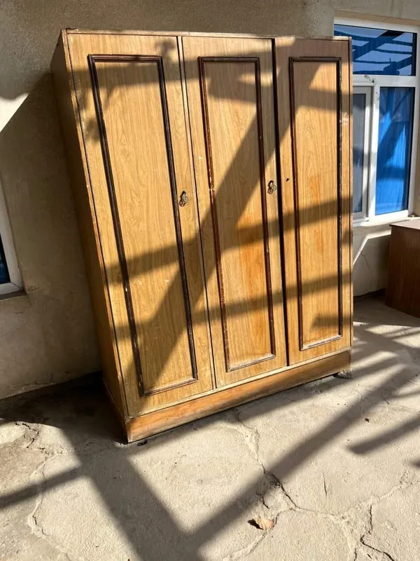 Eski shkaf va parta sotiladi