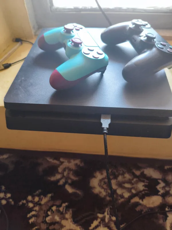 PS4 Slim 1TB 2 ta pult sotiladi 2 PS4 Slim 1TB 2 ta pult sotiladi 2
