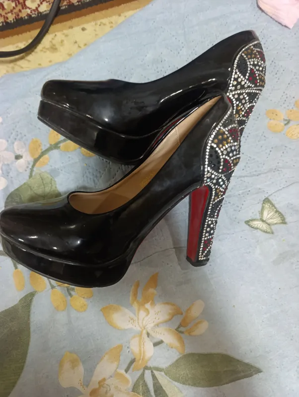 sotiladi razmer 39 2 marta kiyilgan holos 80 ming 2