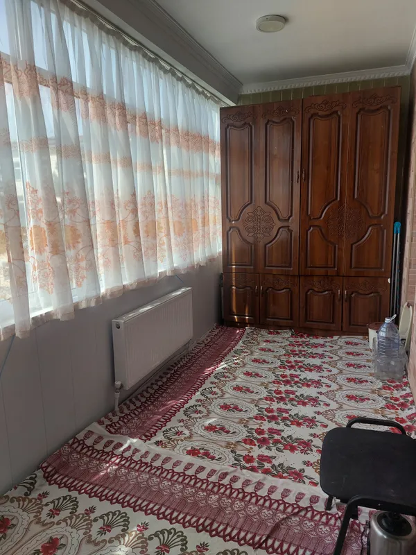 ko'rpalar uchun shakaf. va mexminxona uchun  parda