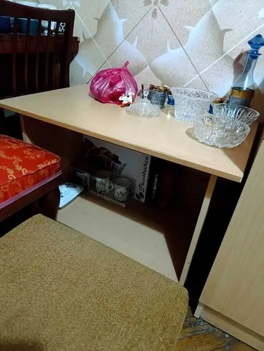 Продается комплект :шкаф, комод , и столик на колесах, цена за все — фото 4